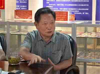 破茧卌秋织经纬 ，耕心万里种青松