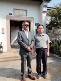 破茧卌秋织经纬 ，耕心万里种青松